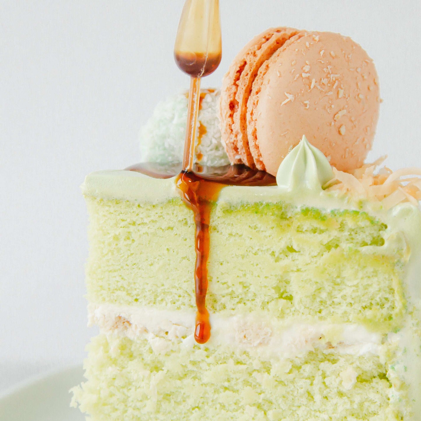 Bundle Set | Ondeh Ondeh Cake Petite + 6pcs C1 Macarons | $39.90 Nett