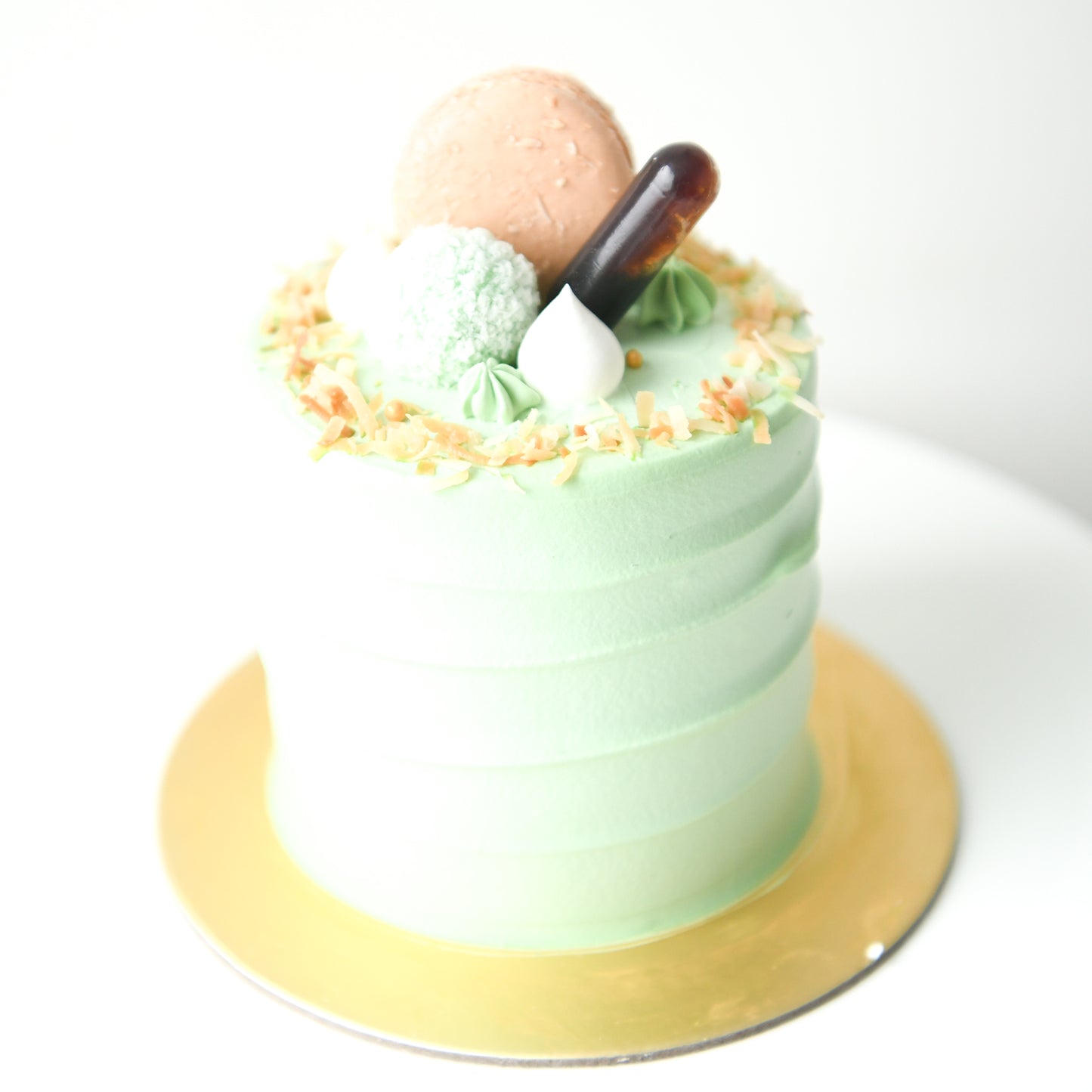Bundle Set | Ondeh Ondeh Cake Petite + 6pcs C1 Macarons | $39.90 Nett